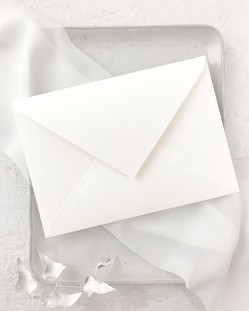 Gebrochener weisser Umschlag C5 für Hochzeitseinladungen