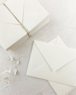 Gebrochener weisser Umschlag C5 für Hochzeitseinladungen