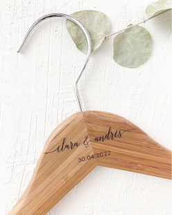 Personalisierter Bambus-Aufhänger mit eingravierten Namen und Datum