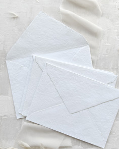 Handgefertigter Umschlag aus weißer Premium-Baumwolle für Hochzeitseinladungen