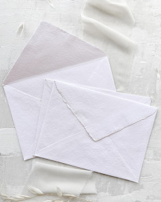 Handgefertigter Premium-Umschlag in Hellrosa für Hochzeitseinladungen