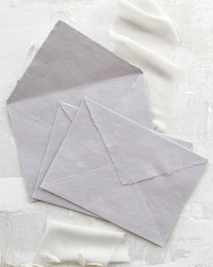 Handgefertigter Premium-Umschlag aus grauem Ton für Hochzeitseinladungen