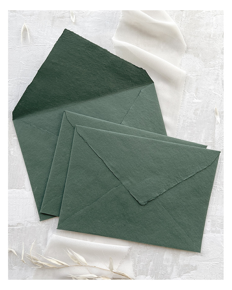 Dunkelgrüner handgefertigter Premium-Umschlag für Hochzeitseinladungen