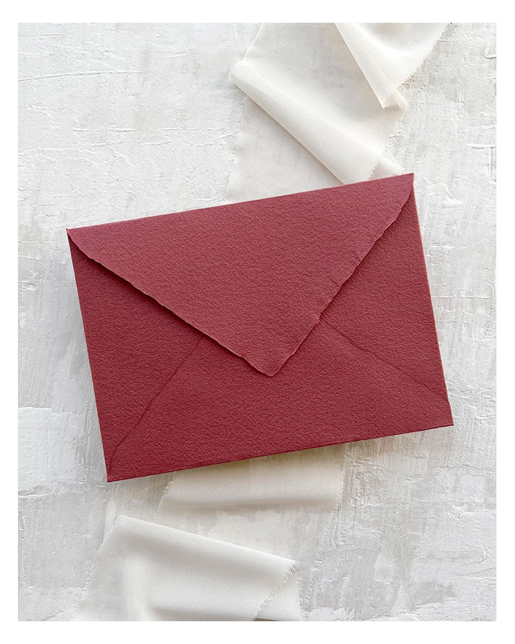 Handgefertigter Bordeaux-Umschlag für Hochzeitseinladungen